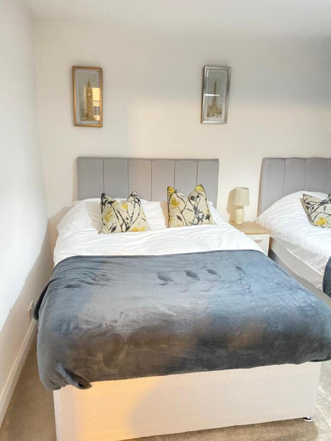 Large House Sleeps 6 - 8 Individuals Fast Broadband With Free Parking Close To Nec Birmingham Airport Contractors For Hs2 And Jlr Welcome Villa ภายนอก รูปภาพ